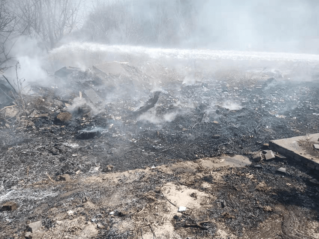 到达现场,经侦查发现现场为杂草起火,过火面积约30平方米,无