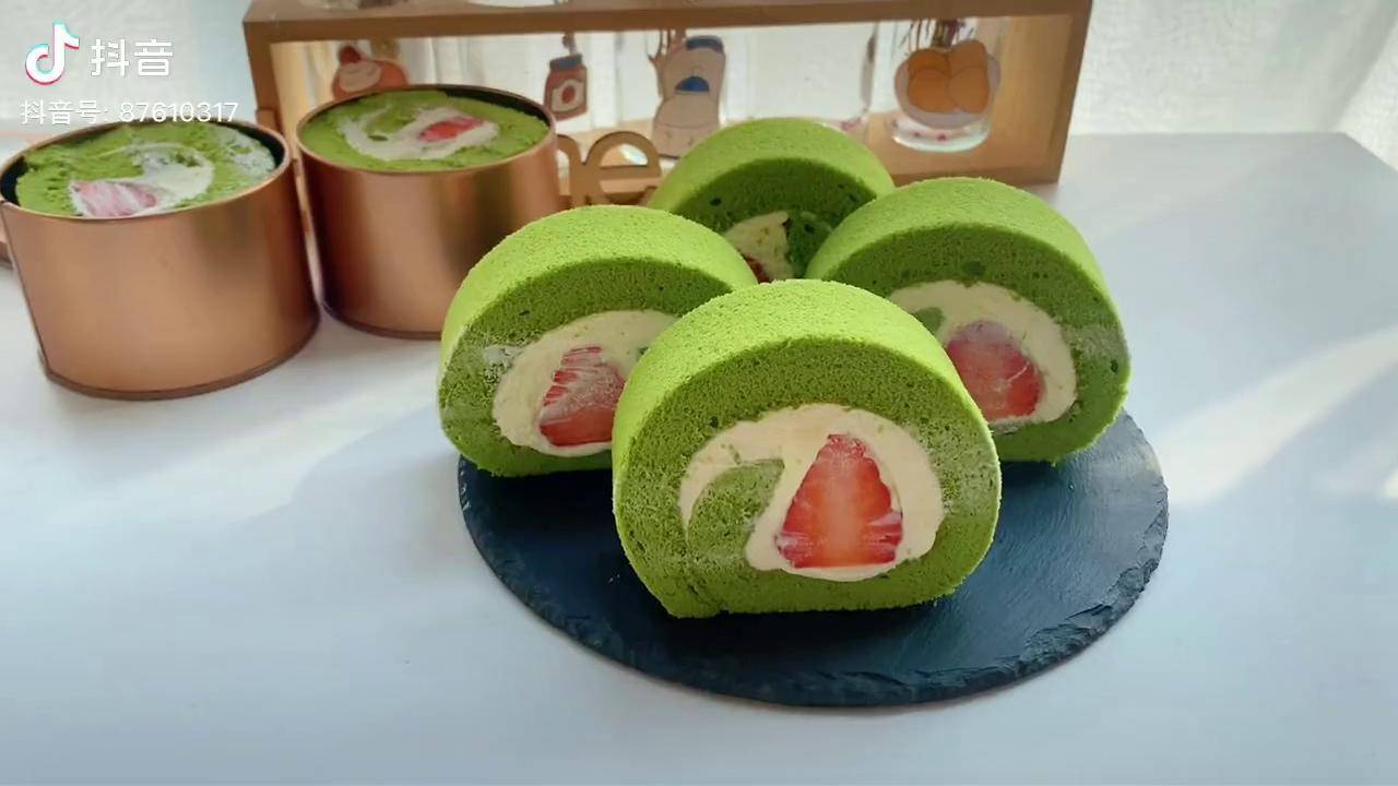 抹茶蛋糕卷搭配草莓更好吃烘焙蛋糕卷抹茶