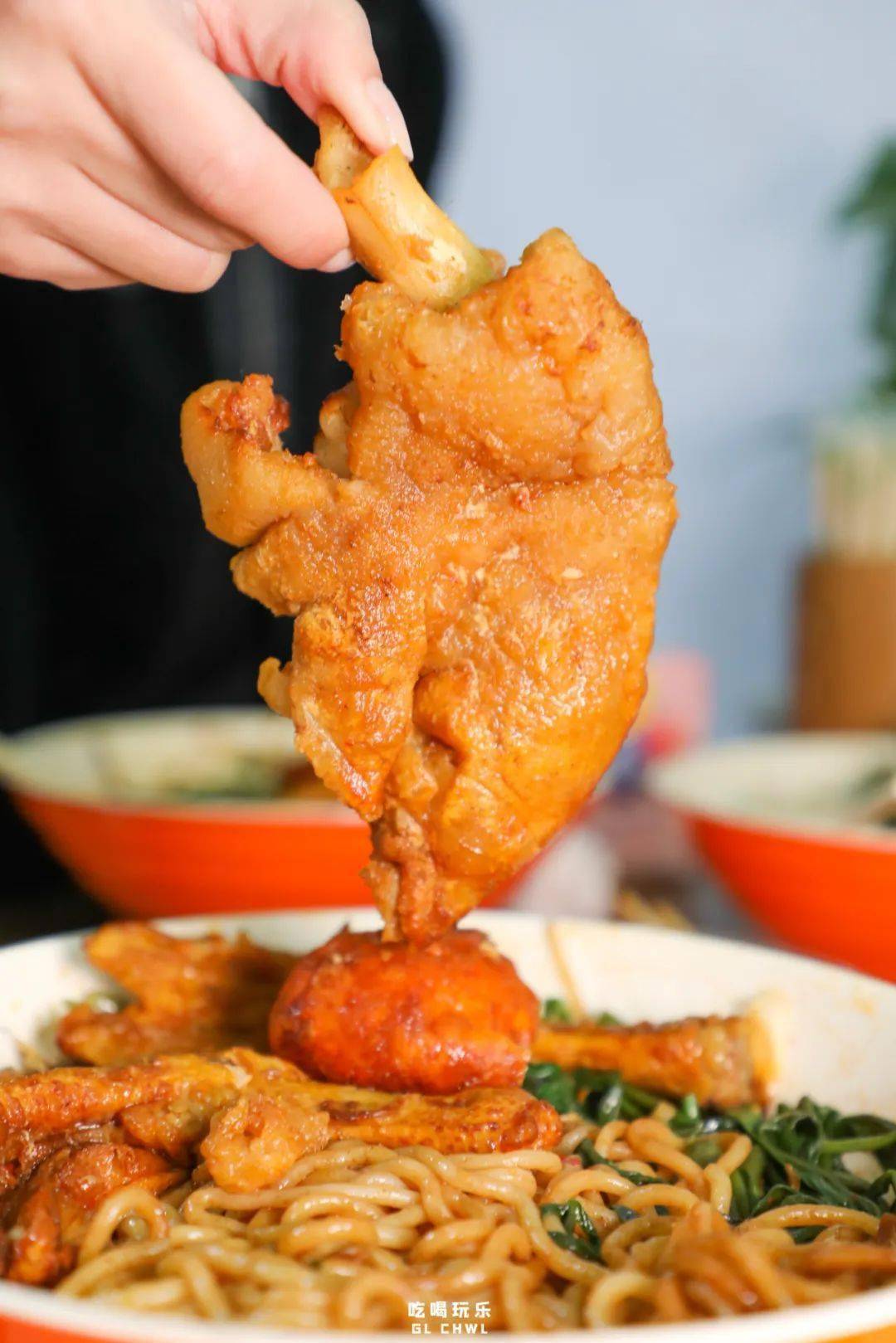 9元的炸猪脚,3元的炸鸭脚,2元的炸鸡蛋,还有1元3个的豆腐泡.