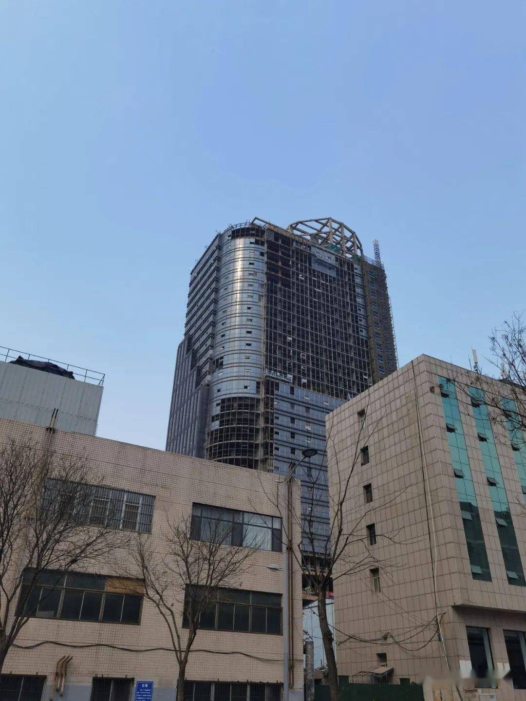 太原高楼迷地铁族微信群 雨右 拍摄旧幕墙正在全部拆除去年9月,振兴