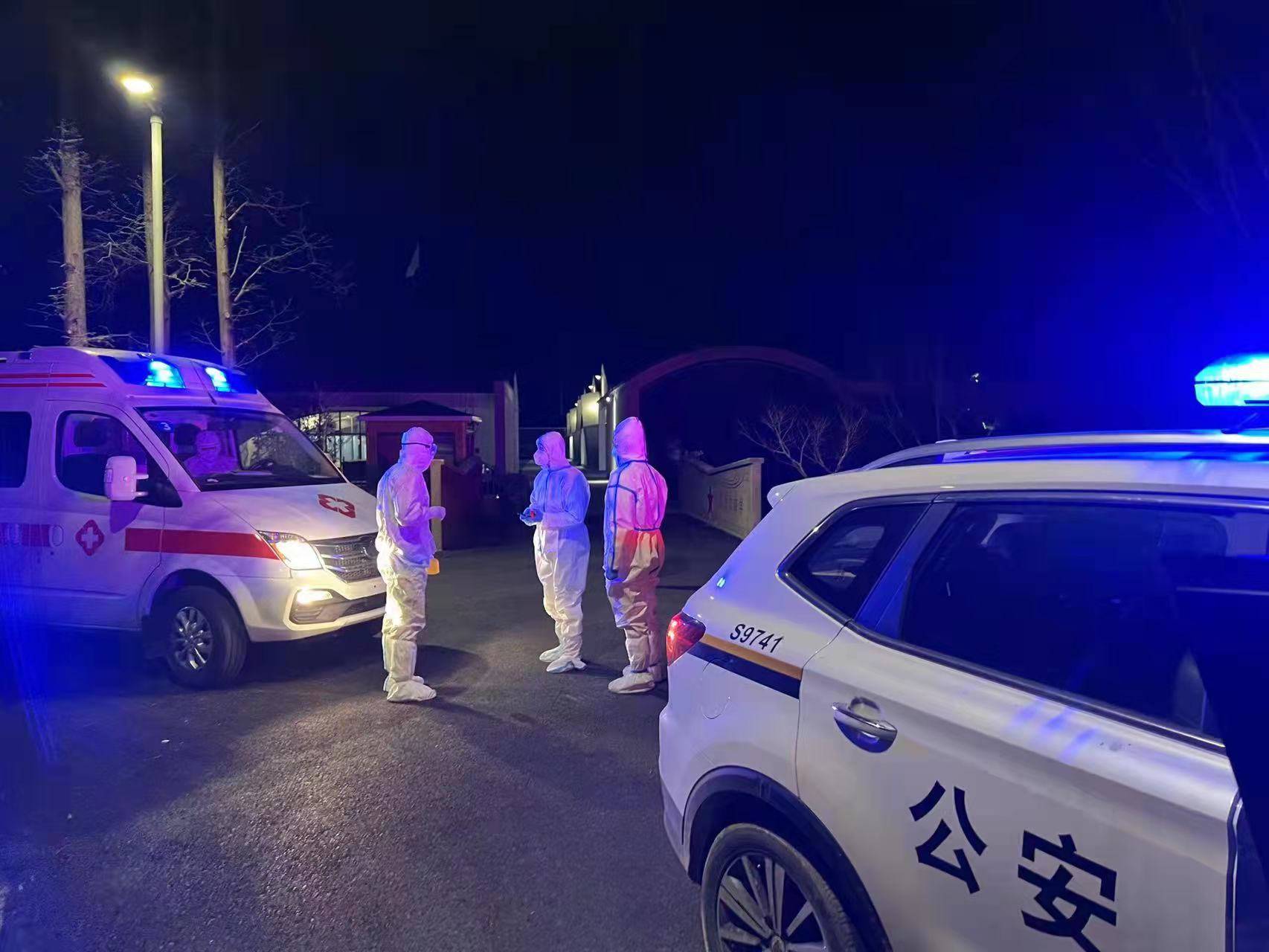 凌晨 孕妇出现流血症状 民警果断协调救助 崇明 救护车 公园