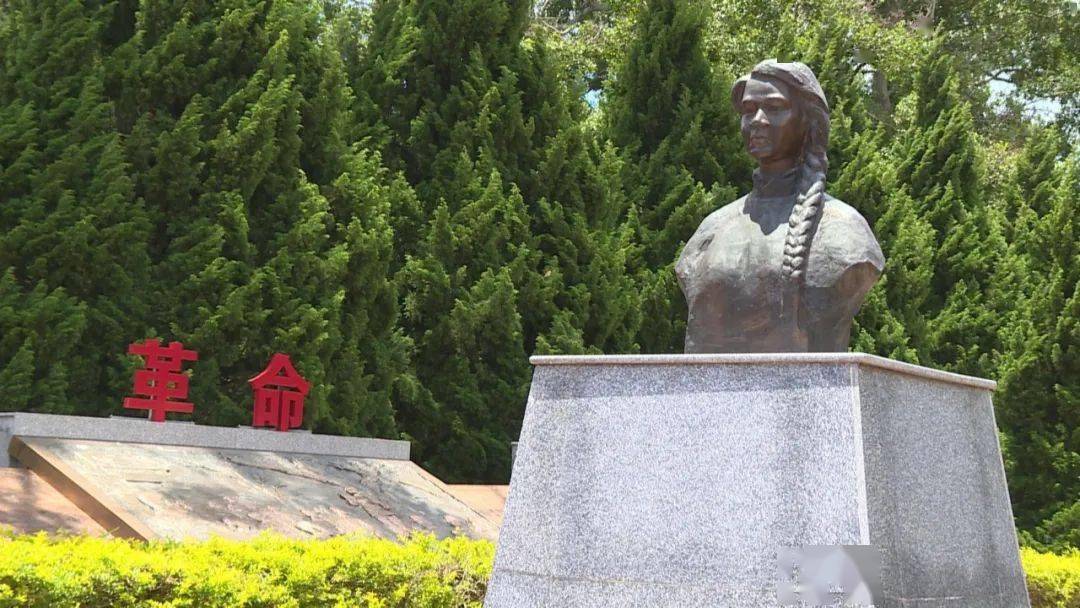 在凤凰镇区,一座烈士纪念碑巍然矗立,记载着女战士黄秋富的感人事迹.