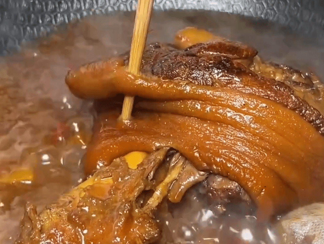 肘子的家常做法颜色好看皮酥肉烂连骨头都入味