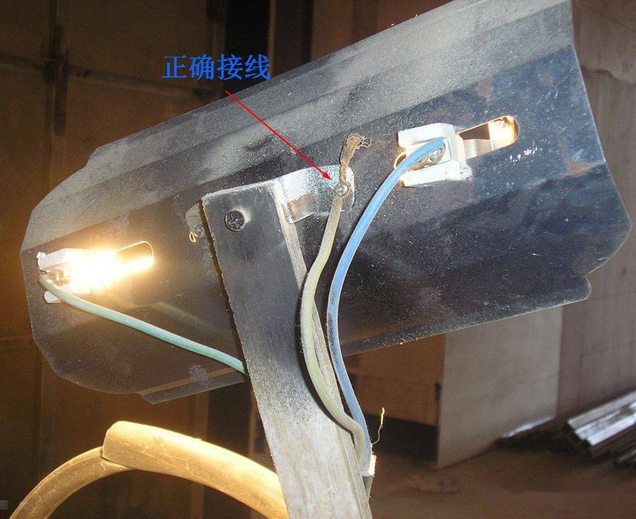 3,施工现场的施工机具,如电焊机,对焊机,碘钨灯等外壳不接pe线;钢筋