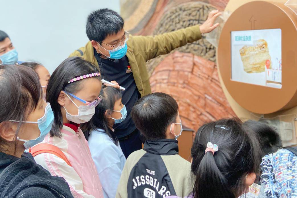 清明节自贡恐龙博物馆接待超万人 深圳一家三口高速公路路过参观被惊呆