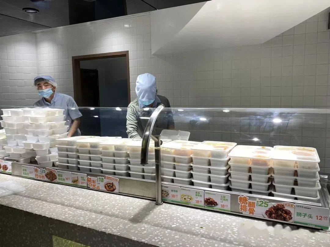 打包晚饭)(图为:员工正在给附近居民配送生鲜蔬菜)支援抗疫 大米先生