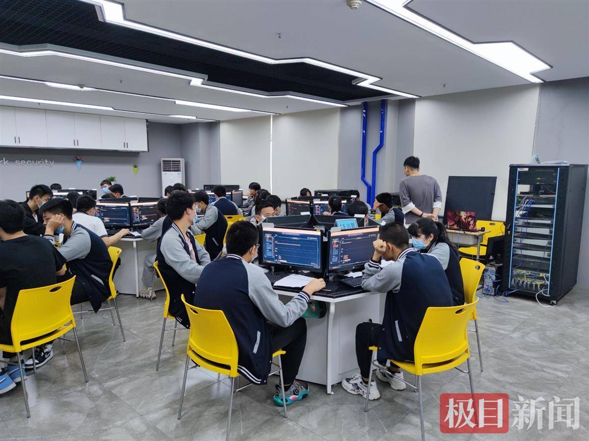 专访武汉市石牌岭高级职业中学校长张亚文和合尚礼崇德重技服务学生