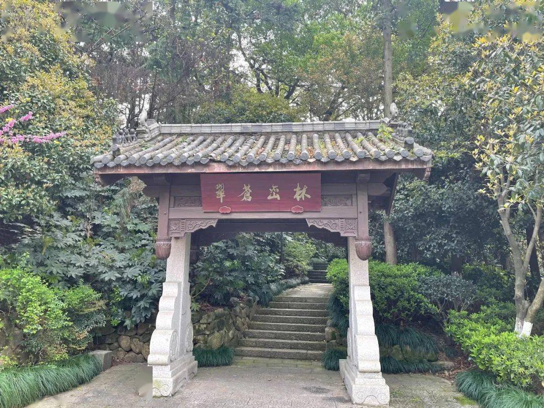 近年来,黄鹤山以东的龙居寺一带建成了皋亭山景区,以千桃园及孝文化