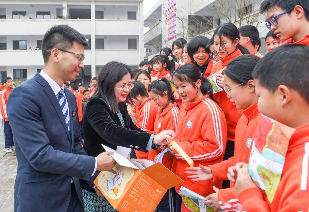 躍萊第四座愛心書屋跨越千里暖心落戶十堰房縣窯淮學校