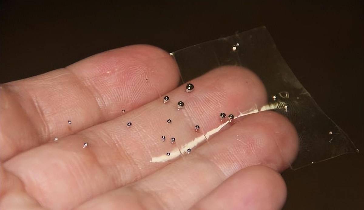 我估计有非常多的朋友都有打碎过水银体温计,或者由于小时候不懂事玩