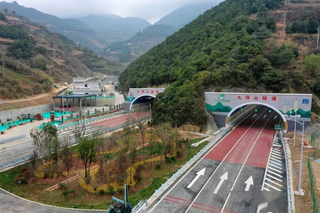 楚大高速梅家山隧道图片