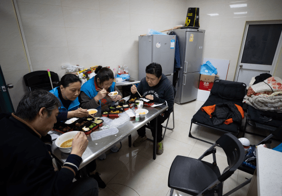 八位女士睡在會議室和廚房間,張華和袁勇軍在隔壁倉庫搭了兩張