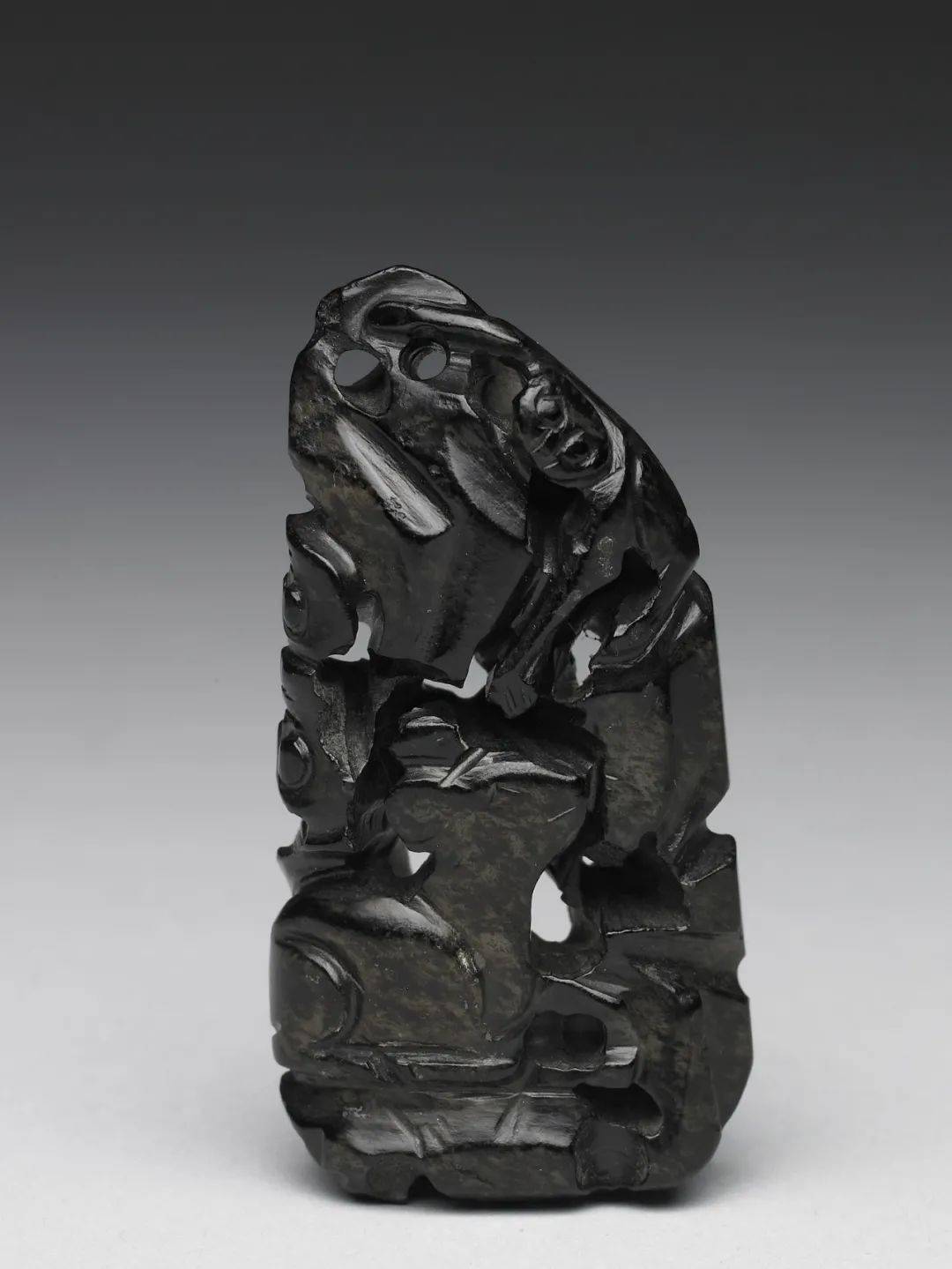 黑漆古与鸡骨白千年古玉的特点