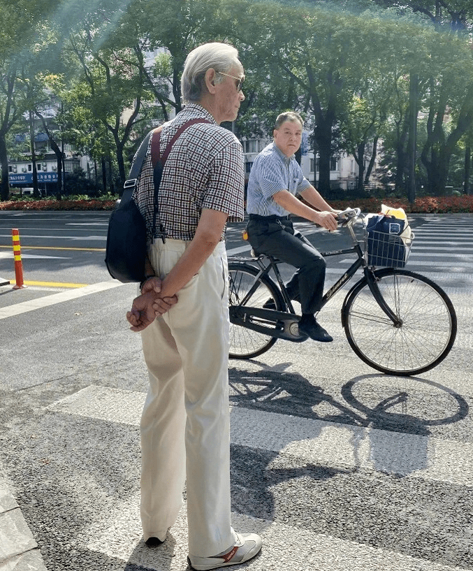 上海老年人街拍火了65岁大爷的穿衣打扮比90后小伙还时髦