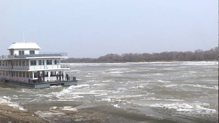 乌苏里江虎林段开江冰排卷起千堆雪