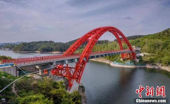 贵州首座“提篮”式公路桥梁获桥梁界“诺贝尔奖”