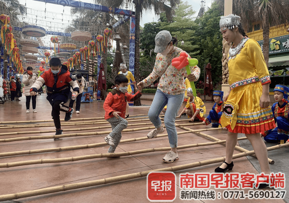 游客们体验竹竿舞。南国早报记者 练才榕摄 ■ 4月8日，广西交警公布2021年