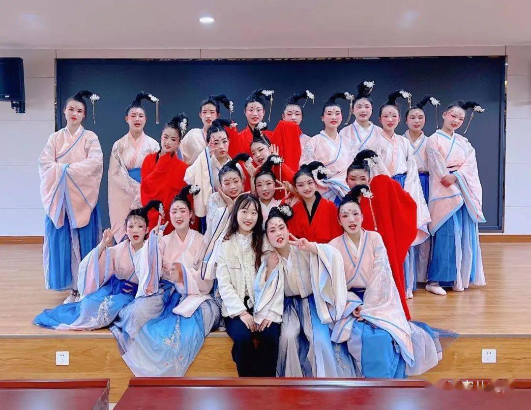 舞蹈比赛学校老师挑选了几名儿童村喜欢舞蹈的孩子,参与孩子有郭曼妮