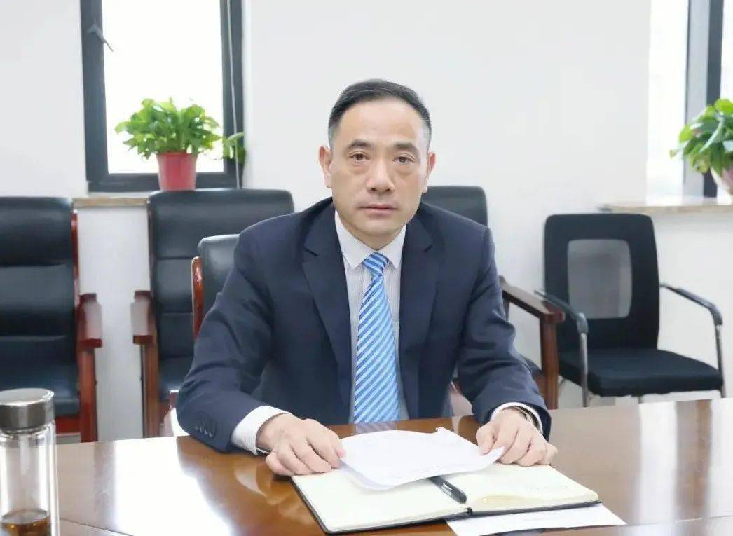 0版建设情况的汇报后,庄德军进行了逐个点评,针对性地提出了进一步