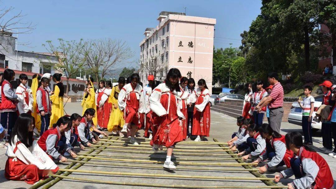 多彩三月三民族大团结安平镇在安平中学举办第五届壮族三月三民族团结