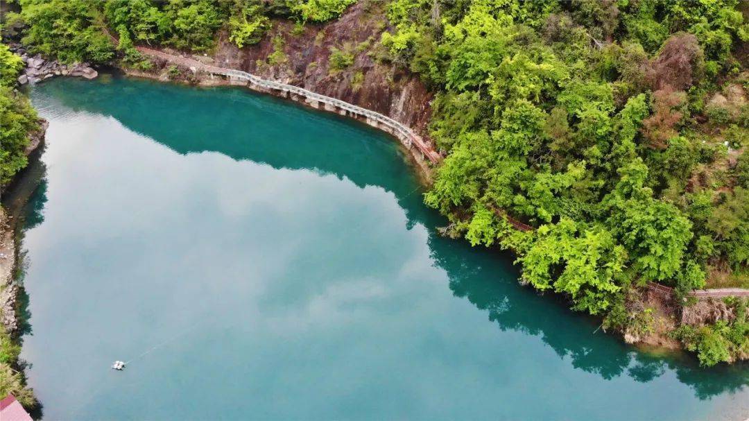 赴雁荡山能仁茶场,观燕尾瀑,或登龙湫背,探独一份的雁荡风光,探大龙湫