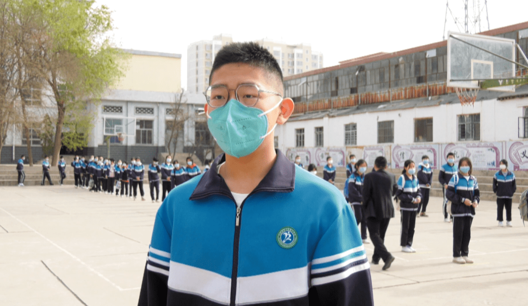 平川区第二中学九年级学生展雪翔说:"为了有一个安全的学习环境,学校