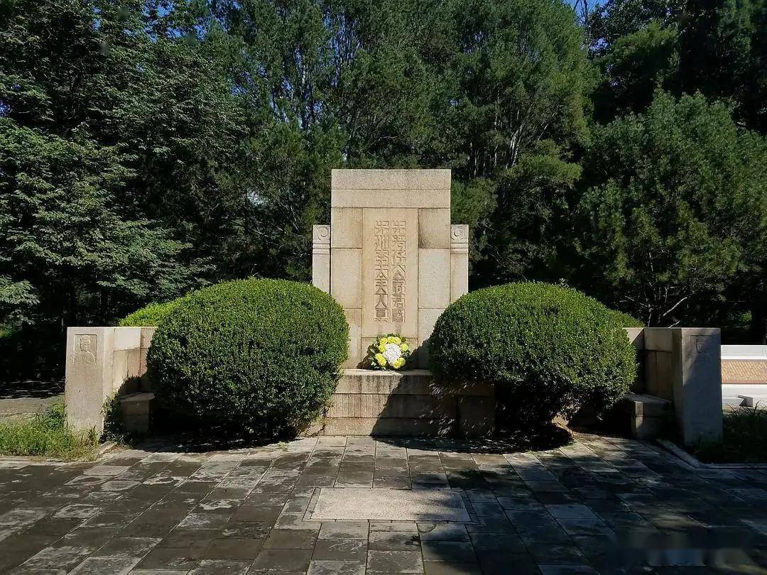 梁启超死前曾历经割肾拔牙死时已不能言语死后与原配合葬