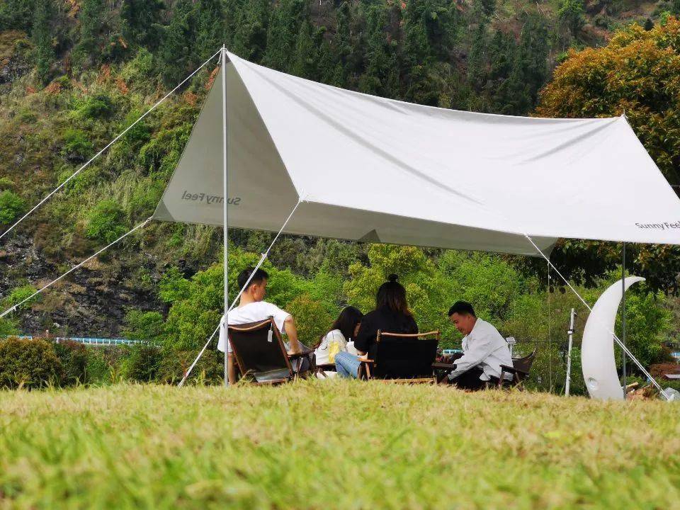 轻奢露营,诗意红董:星空草坪火爆预定中……_营地_帐篷_有关