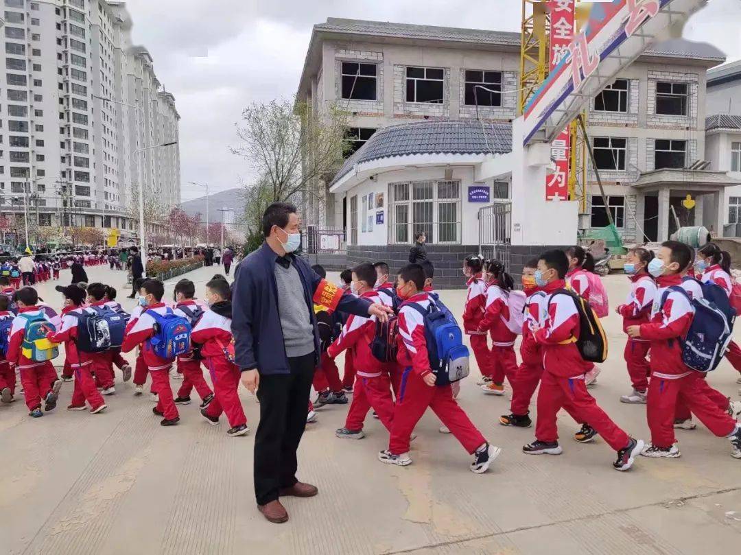 党建校园安全恪守党员职责呵护校园净土礼县实验小学党支部党建引领高