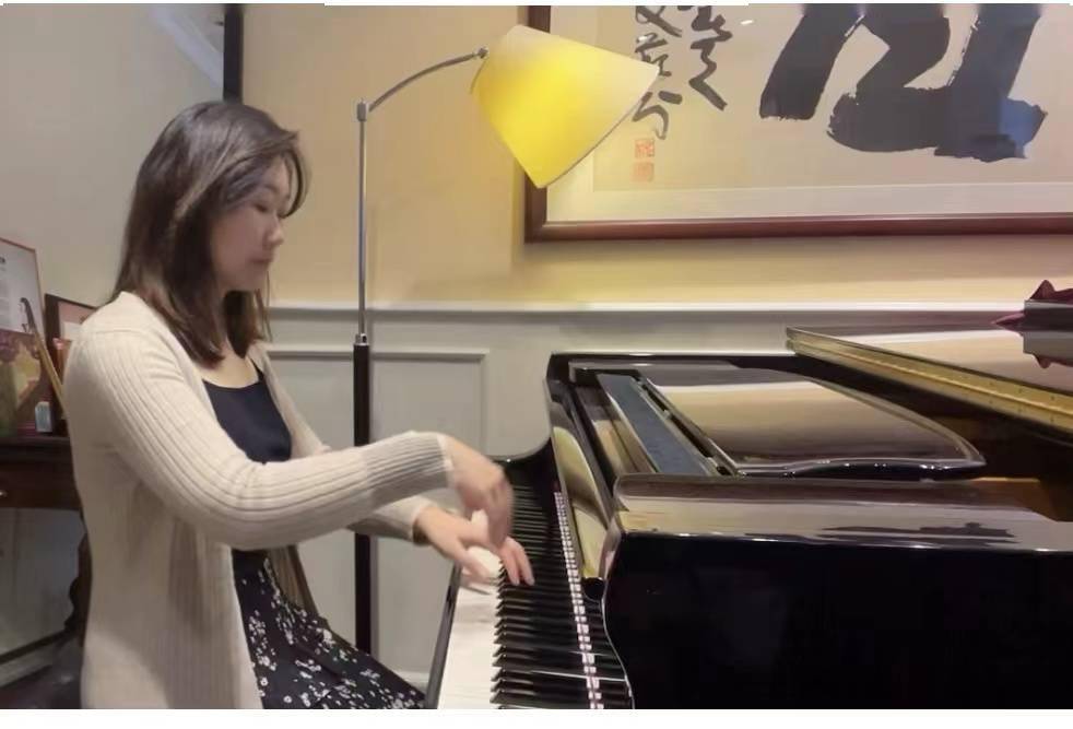 云端接力演奏《在希望的田野上》,海内外钢琴学子为上海加油_解静娴