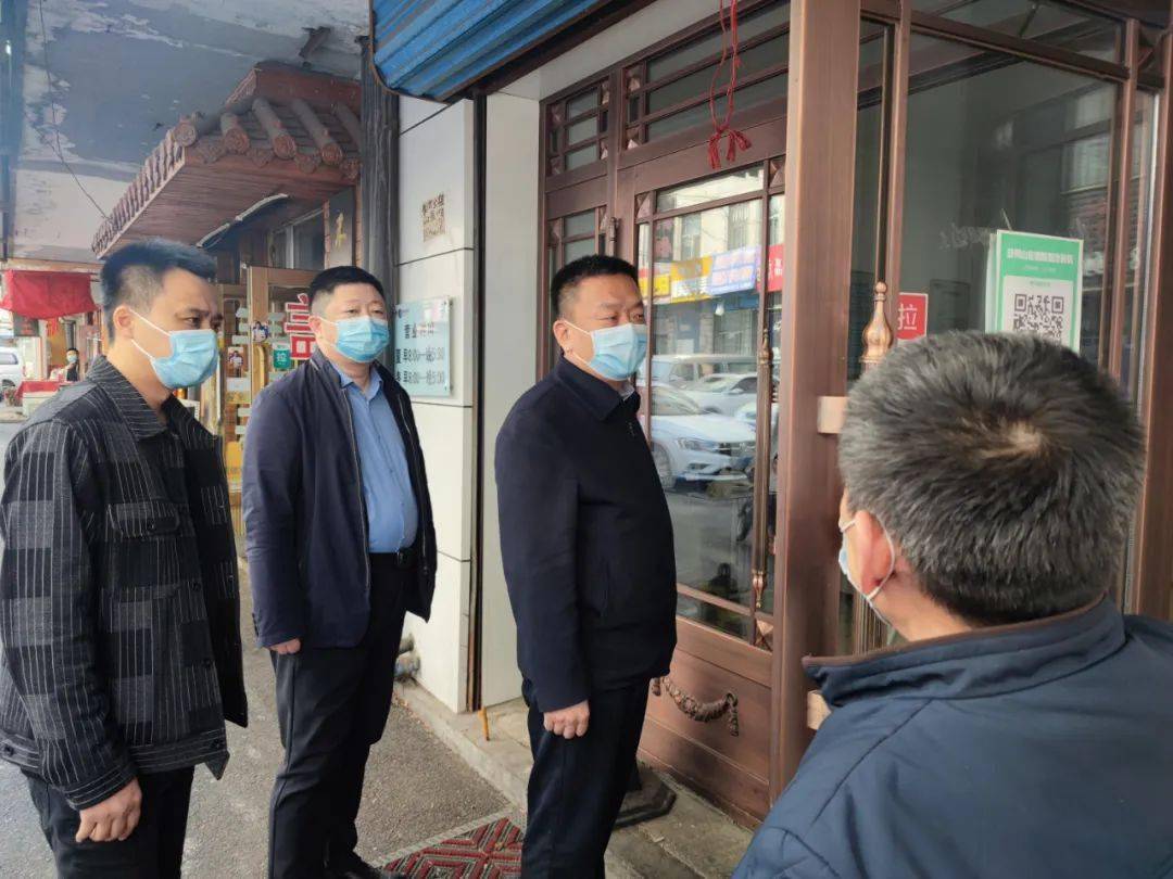 尖山区委副书记区长王言磊带队检查社区疫情防控和社会面管控工作落实