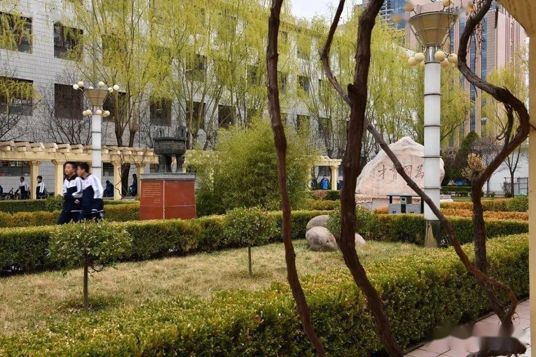 荐读李维仓庄浪一中八十周年校庆啸大江创作的四副楹联和一首绝句解读