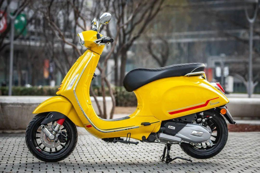 春意兴浓,活力冲刺!vespa sprint s 太阳黄