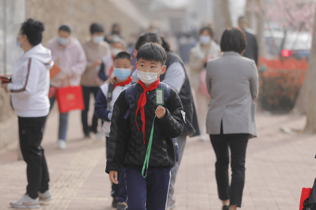 街邊站著一群人,臉上的笑容…口罩都快掩蓋不住_半島_小學部_柴米