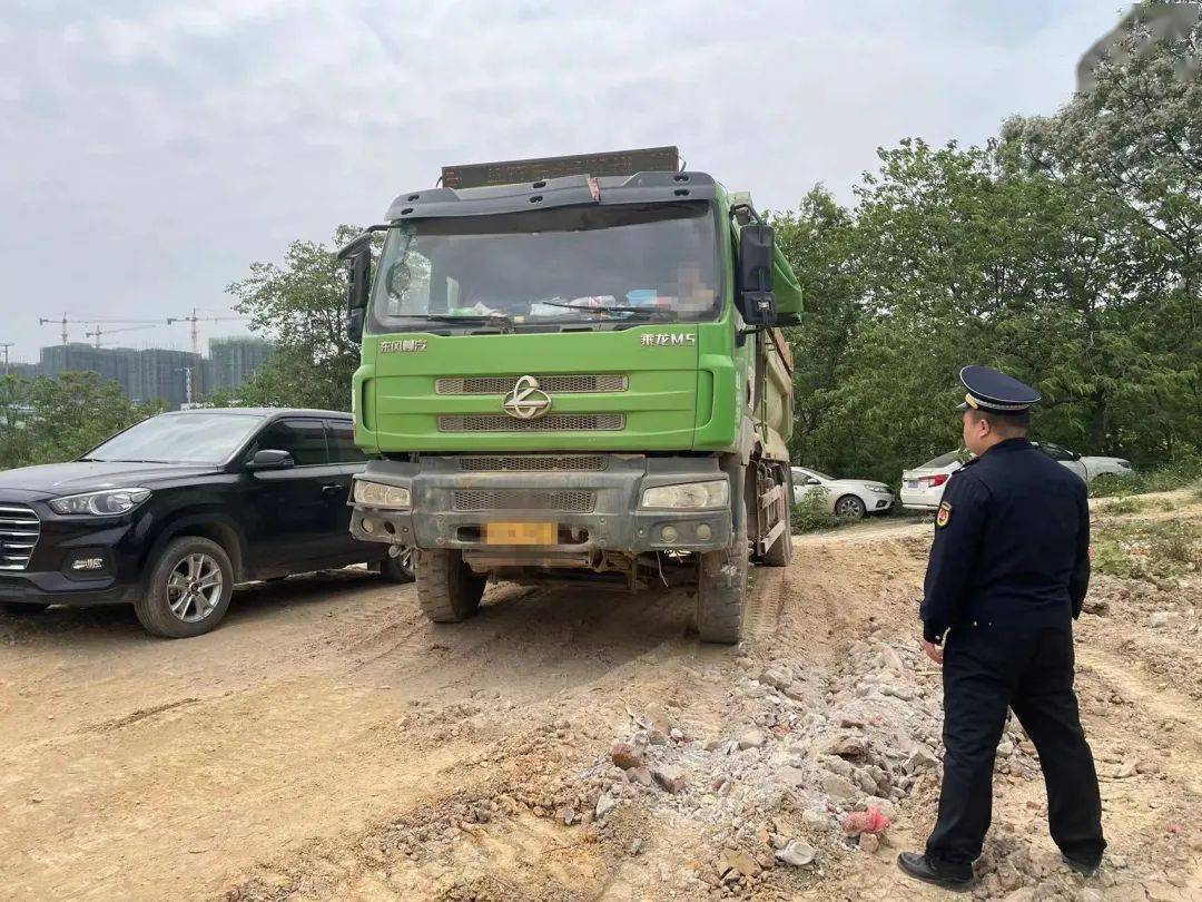 發現一輛車牌號為桂ba39xx的渣土車正在運輸渣土