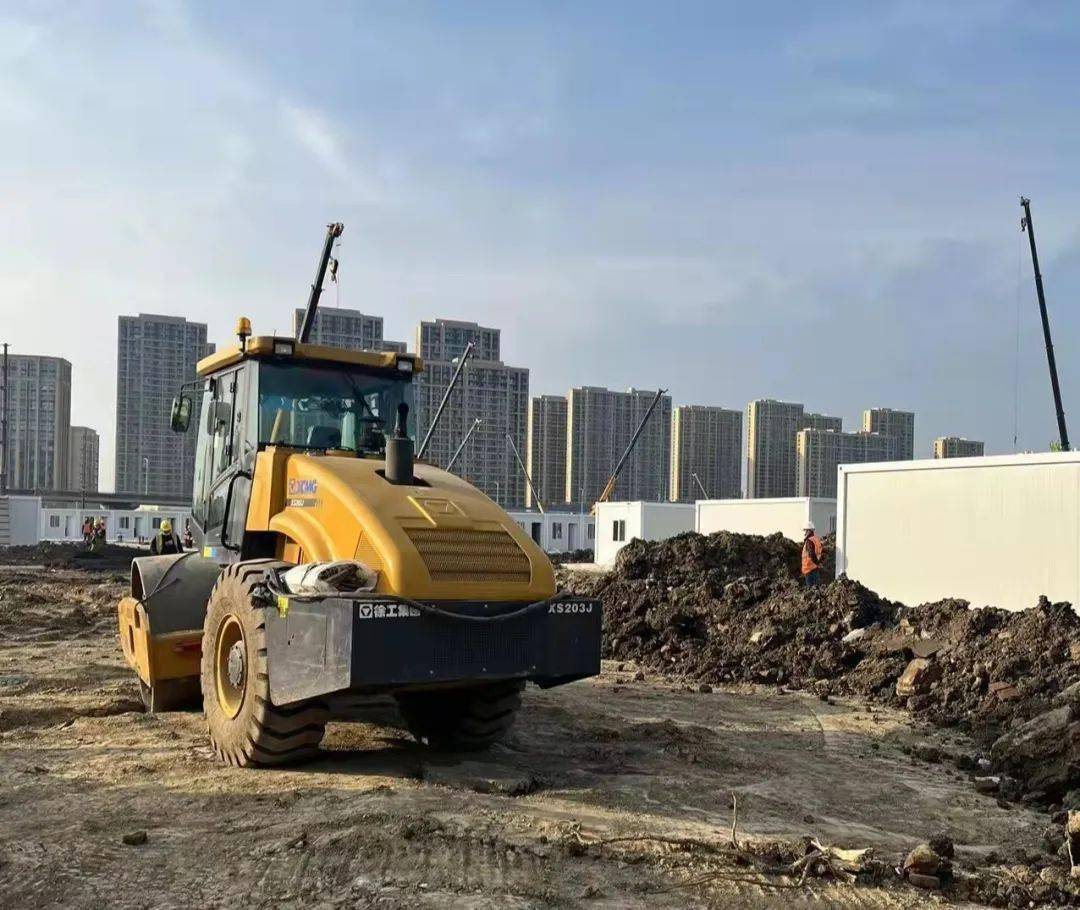 对于方舱医院来说,时间就是生命,在短短6天的工期内,两台徐工压路机