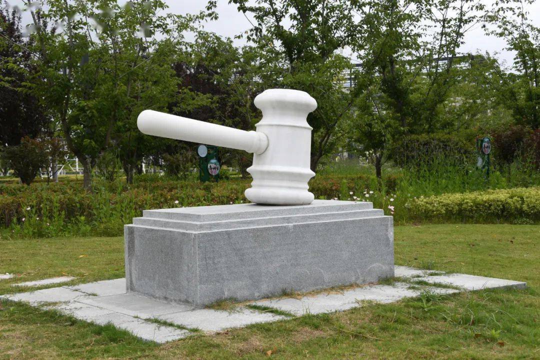 【关注】"云"游 | 您身边的法治文化阵地:"运河之门"宪法主题园_雕塑