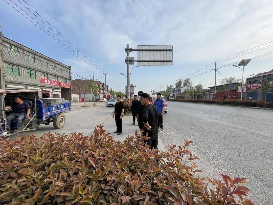 连日来,上官镇人民政府深入开展路域环境专项整治行动,对赵关庄-孟庄