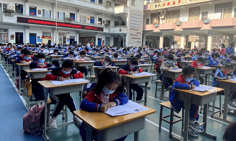 新兴县新城镇首届小学生汉字现场书写大会总决赛完满落幕_文化_书法