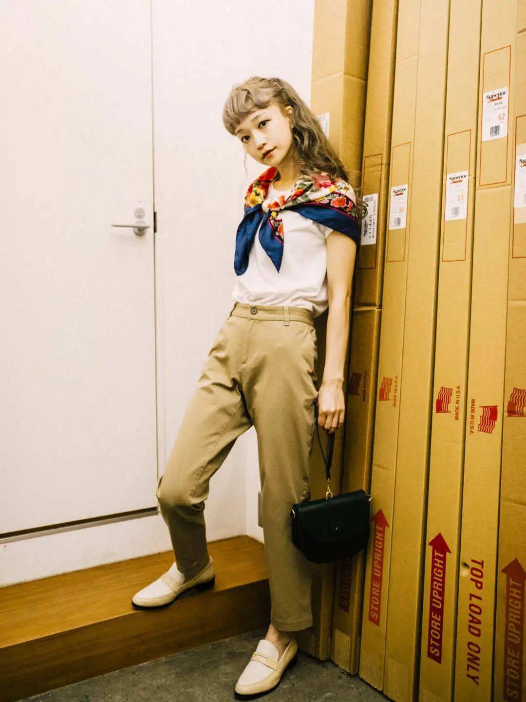 最不挑人的白t恤穿法配条丝巾瞬间摆脱路人感