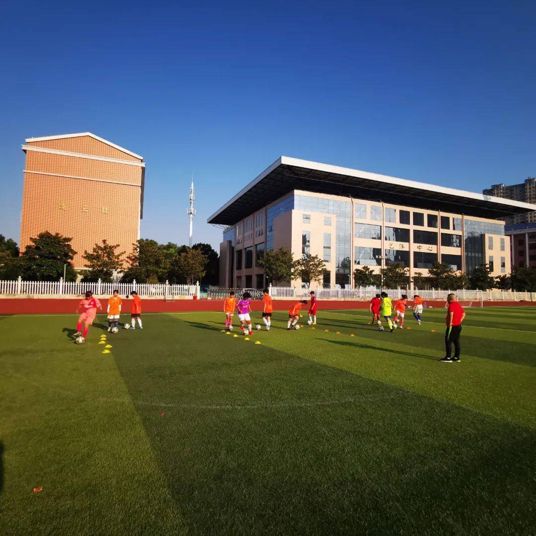 中国教育报常德市三中大力发展校园足球运动推进特色办学见实效