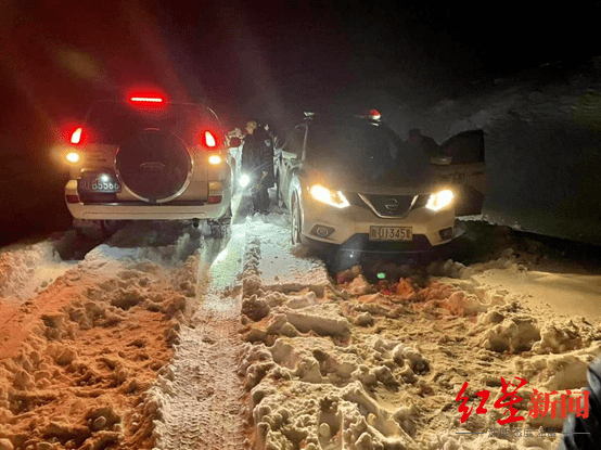 成都游客遇暴风雪被困巴朗山垭口 23人救援队深夜雪地营救