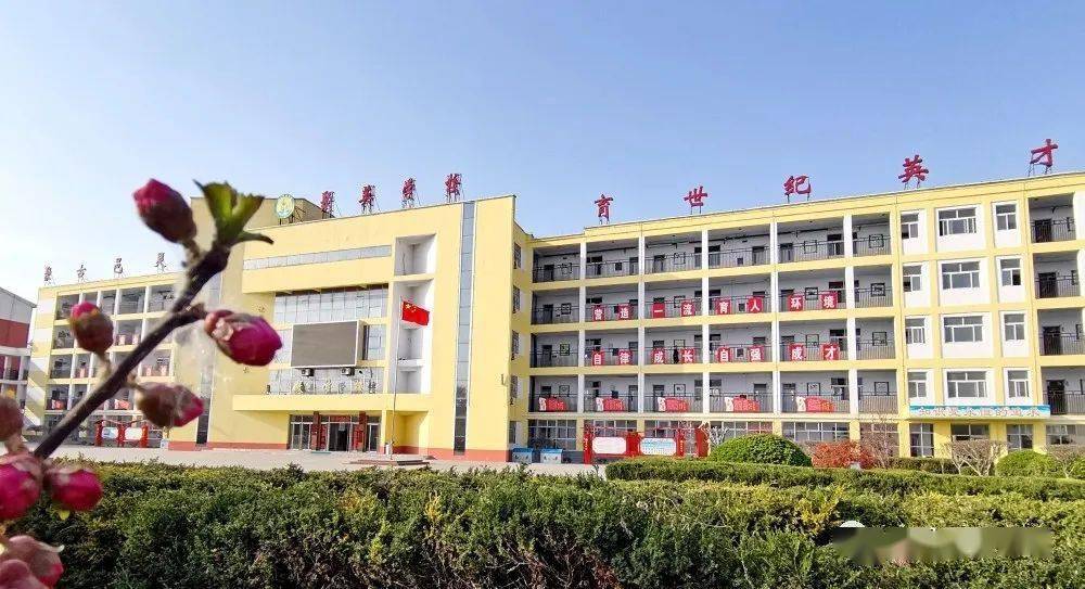 武邑聚英学校小学部举行春天来了主题绘画摄影评比展示活动