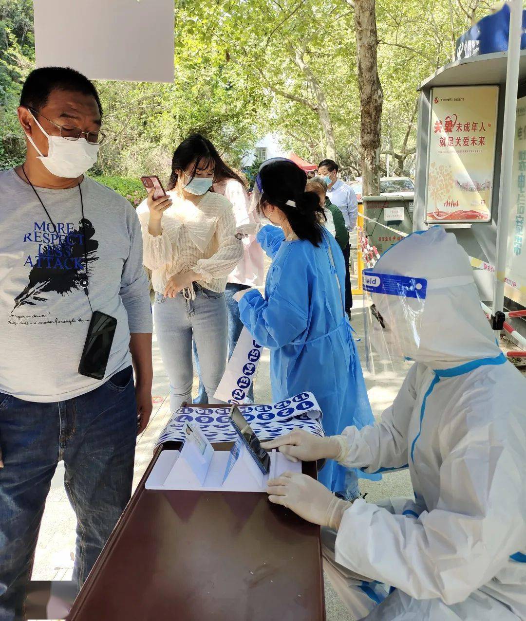 镇江市统计局志愿者下沉社区积极参与全员核酸检测服务工作_防控_疫情