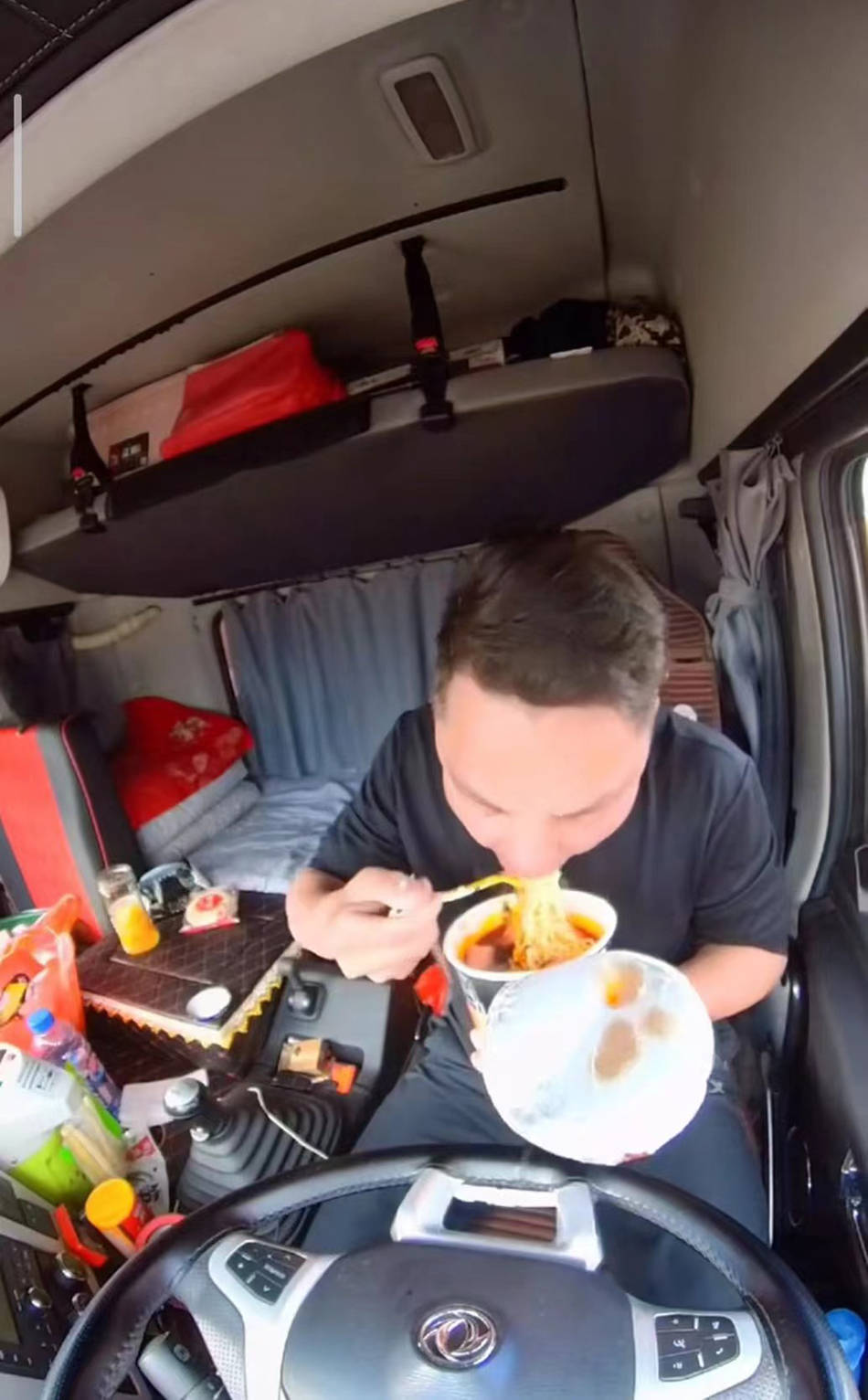 在高速上漂流一个货车司机的声音