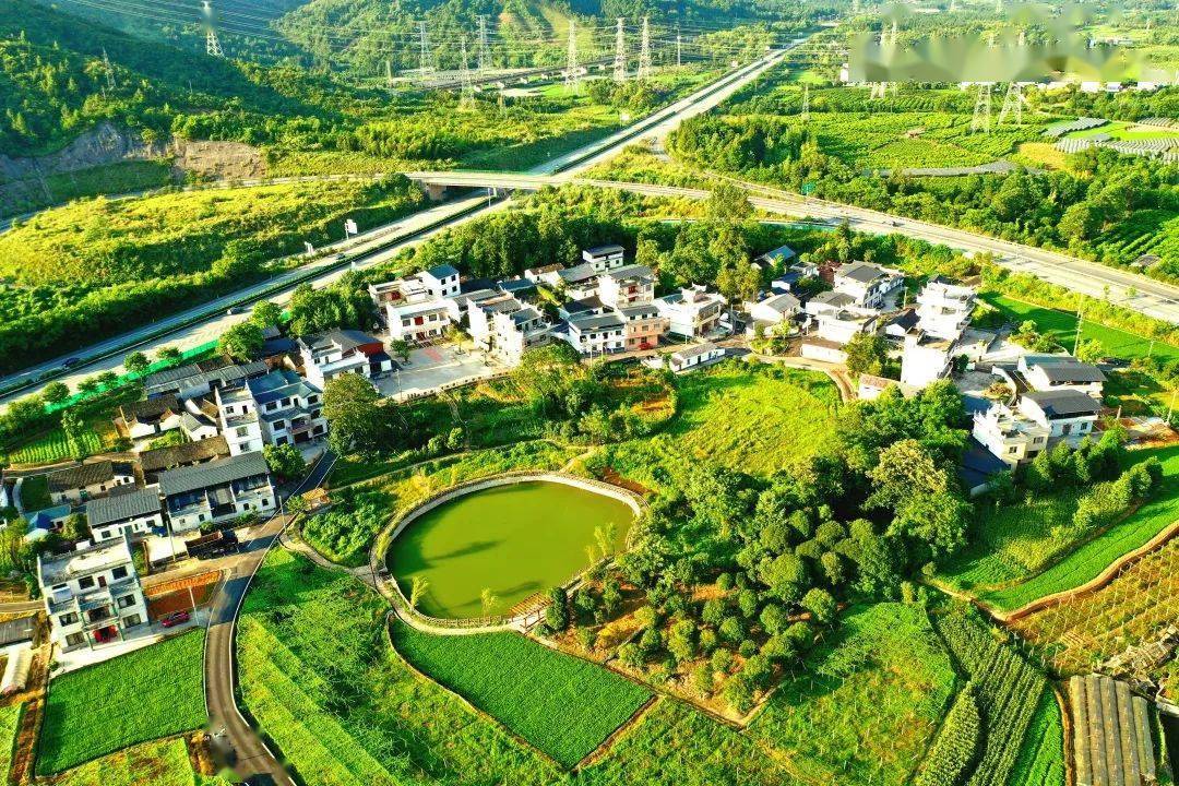 严关镇潘家村俯瞰图▲风貌改造后的马头山美景▲严关镇潘家村乡 