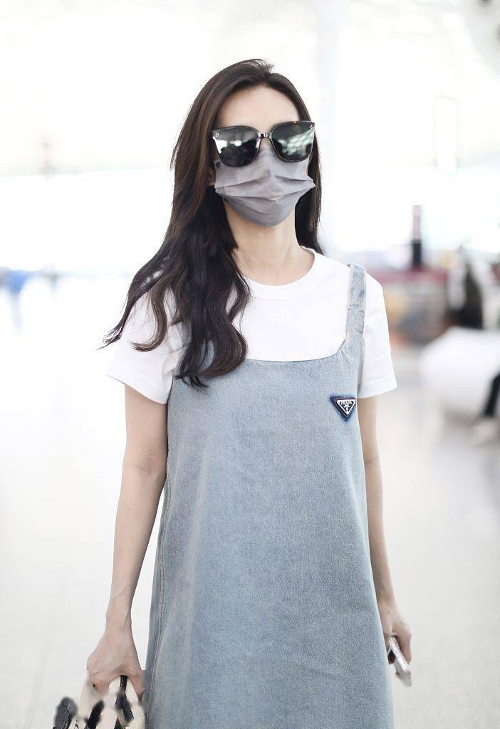 李一桐prada牛仔背带裙搭配字母帆布托特包时尚休闲