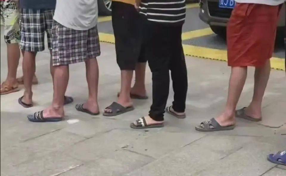 有人因为没穿拖鞋去核酸,深感自卑,觉得丢了广州的脸.