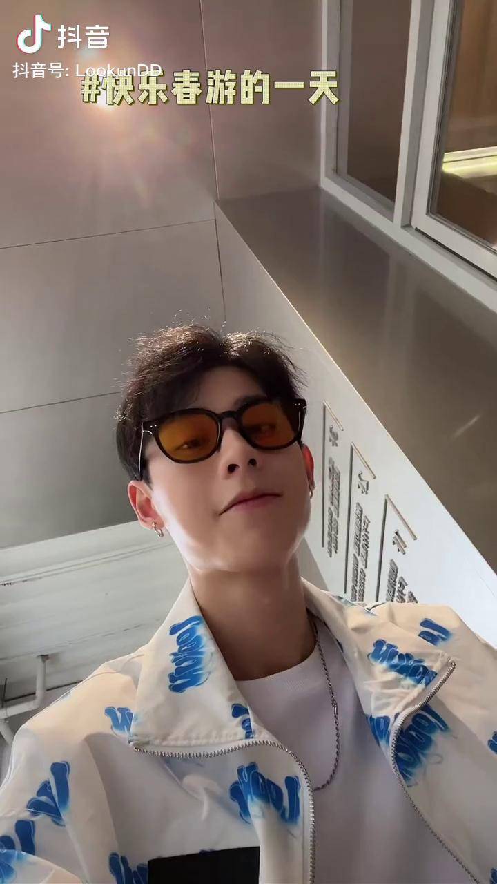 男生穿搭户外拍摄今天变回快乐的一天能张嘴说话了