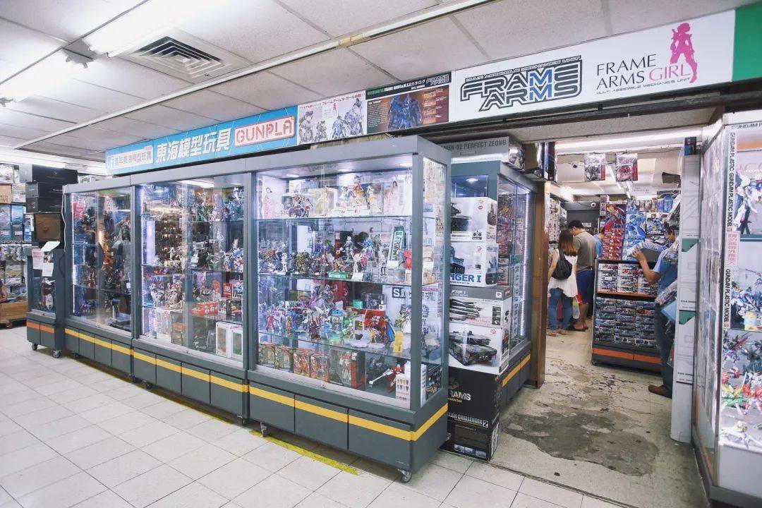 数年后,我随家长来到大城市生活,每当逛商场路过模玩店时,橱窗里的